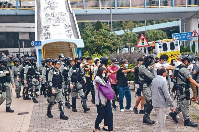 一批留守理大人士11月19日中午离开校园，被警方拘捕(图片来源：香港《头条日报》)