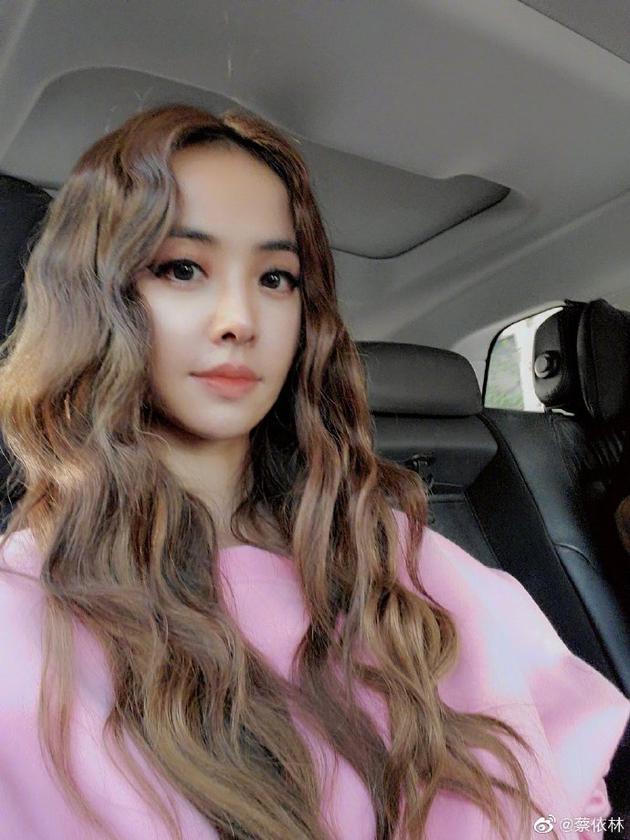 蔡依林穿粉色上衣显甜美自称长发公主羊毛卷超精致