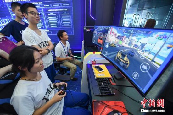 资料图：民众体验电子游戏。中新社记者 杨华峰 摄