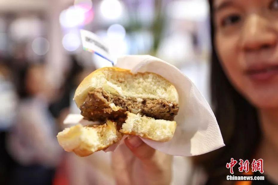 美国Impossible食品公司带来的一款人造肉汉堡亮相第二届进博会，吸引食客争先品尝。中新社记者 张亨伟 摄