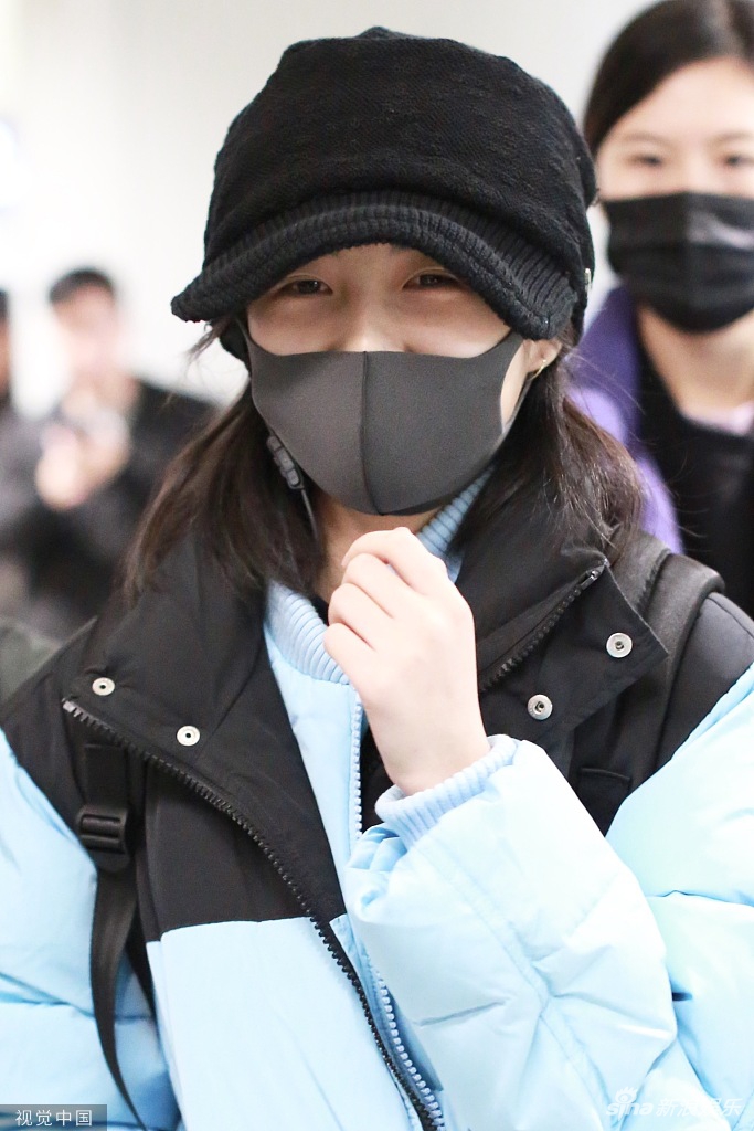 张子枫裹蓝色棉袄御寒口罩遮面难掩笑意