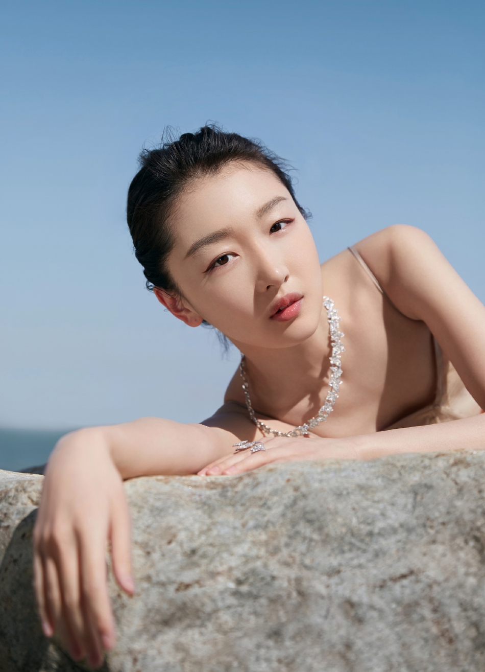 周冬雨曝海边写真大片薄纱长裙凸显优雅气质