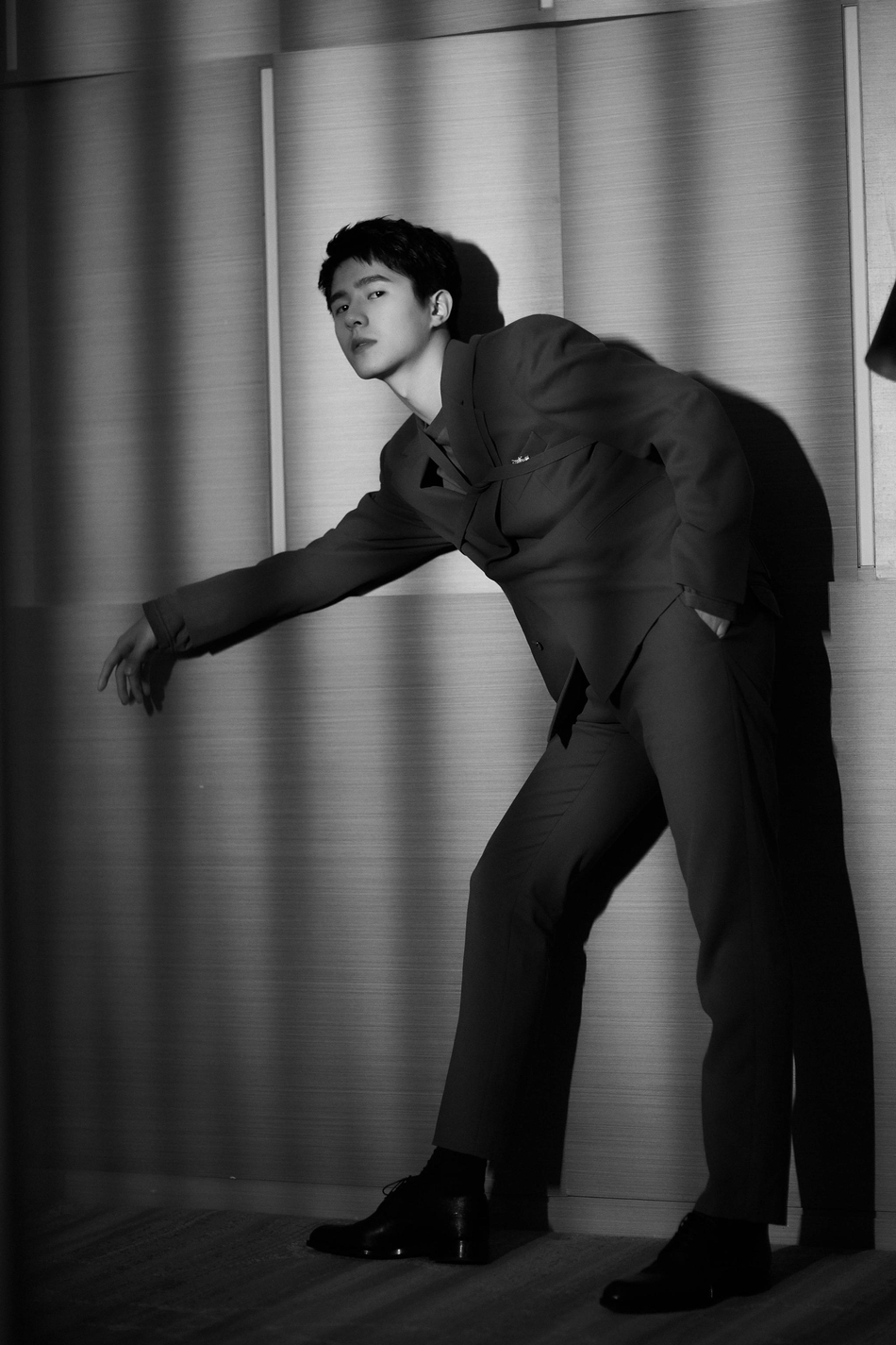 刘昊然穿深蓝色西装绅士儒雅蜻蜓胸针点亮整体造型