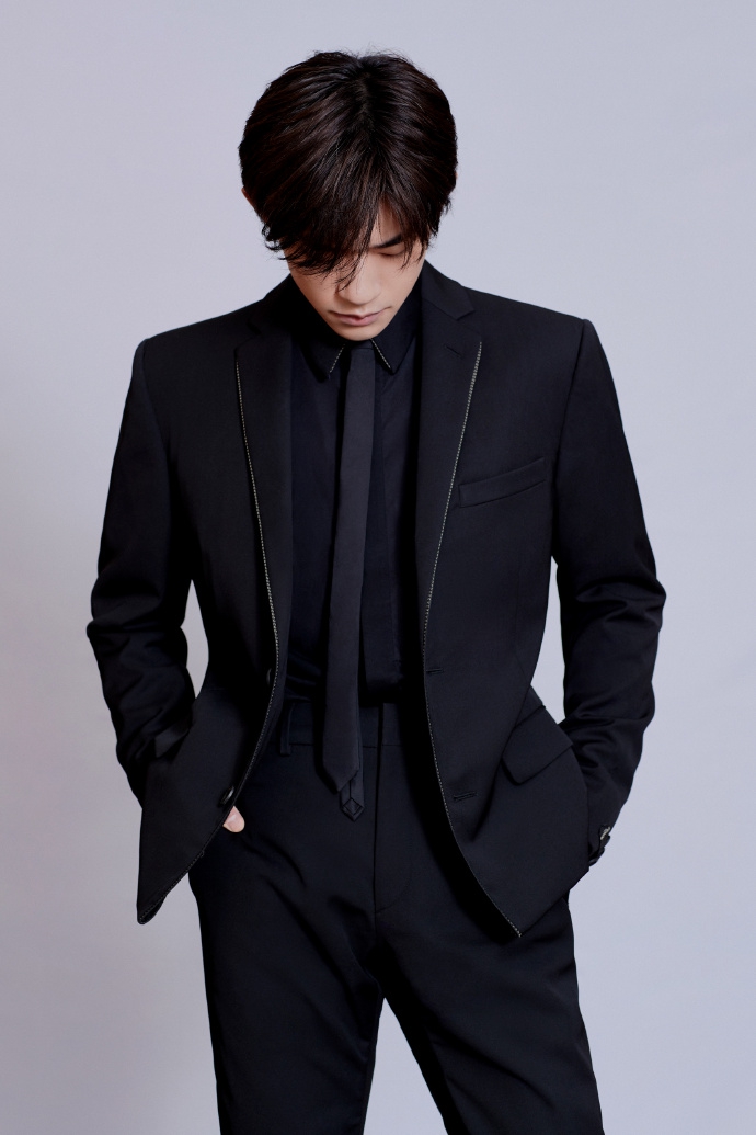 易烊千玺诠释双面男神身穿西装彰显沉稳绅士气质