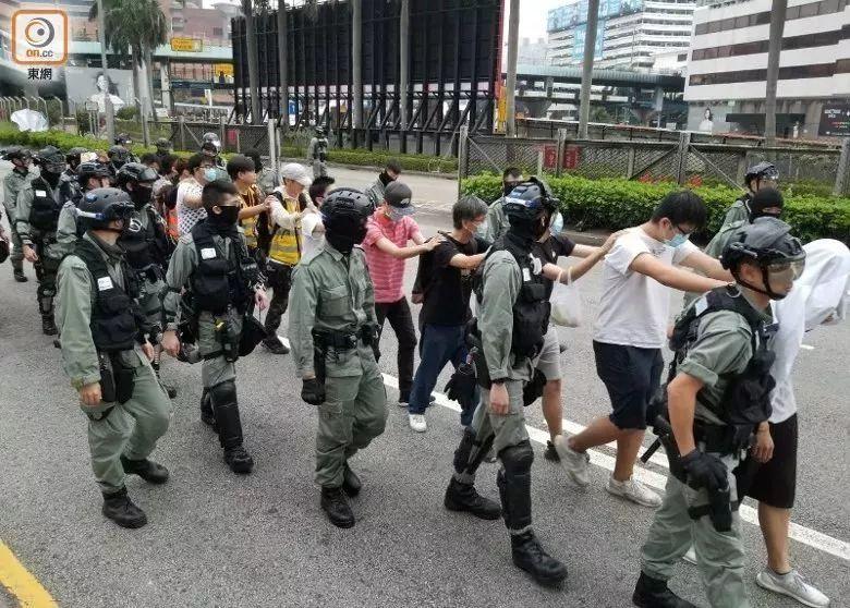 警方带走从理大离开的人士。图源：香港“ 东网”