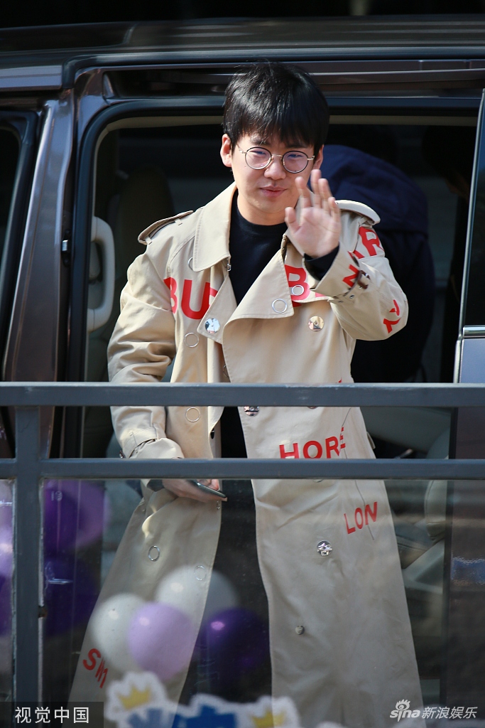 郭麒麟见粉丝频挥手 顺毛发型圆脸嘟嘟又奶又乖
