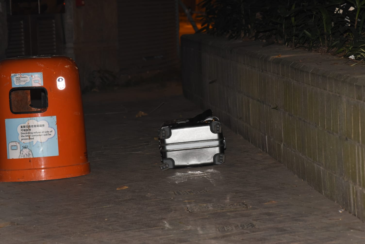 (警方在事发地附近发现一灰黑色行李箱，图源：香港《头条日报》)