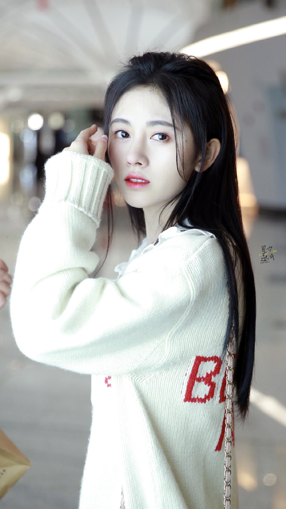 鞠婧祎穿白色毛衣外套清纯可爱 嫩滑肌肤白里透红秀美腿