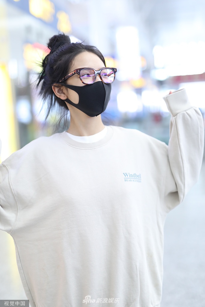 章若楠挥拳歪头卖萌超可爱素颜戴圆框眼镜少女感十足