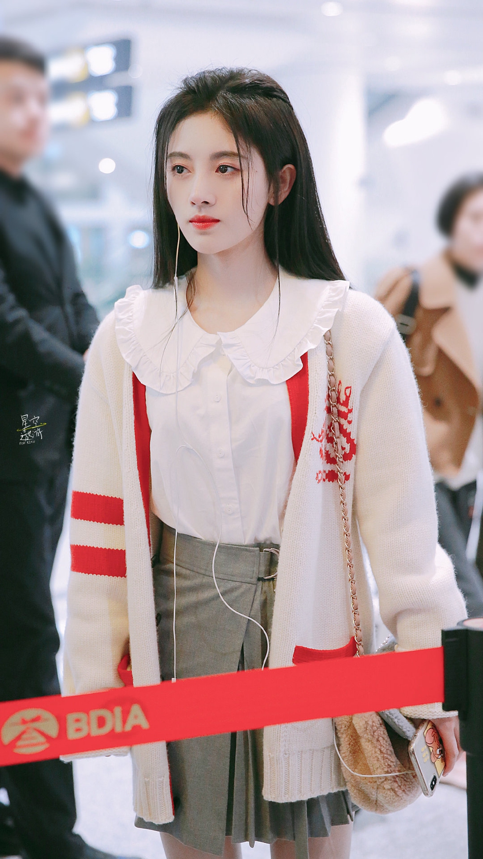 鞠婧祎穿白色毛衣外套清纯可爱嫩滑肌肤白里透红秀美腿