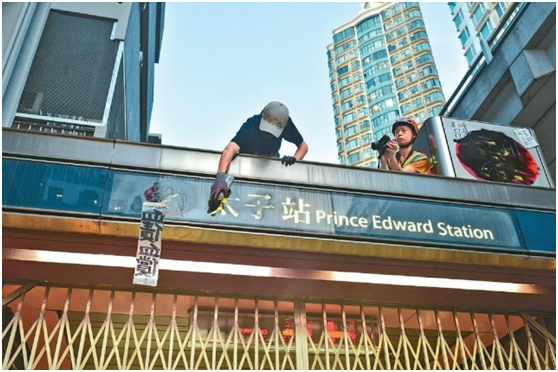 暴徒在港铁太子站外涂污(图片来源：香港《头条日报》)