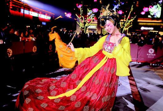 大唐不夜城“真人不倒翁”走红 动作惊险轻盈手