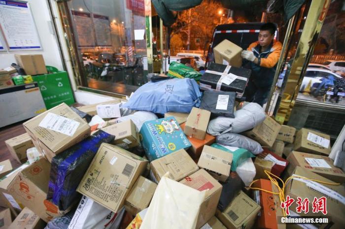 11月13日，山西太原的物流业工作人员加紧给快递卸车。中新社记者 张云 摄