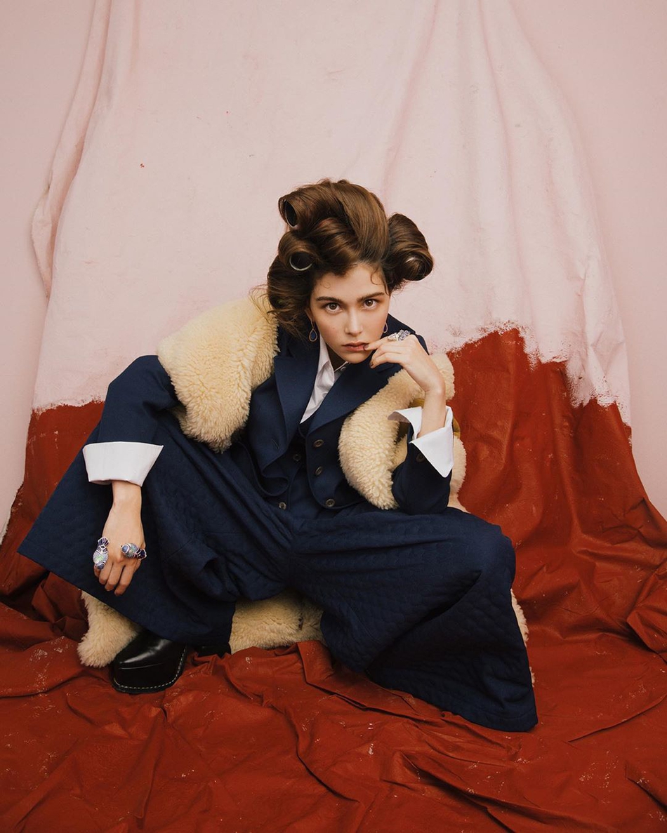 昆凌最新时尚大片发型夸张 镜头前匍匐摆pose撩裙秀美腿