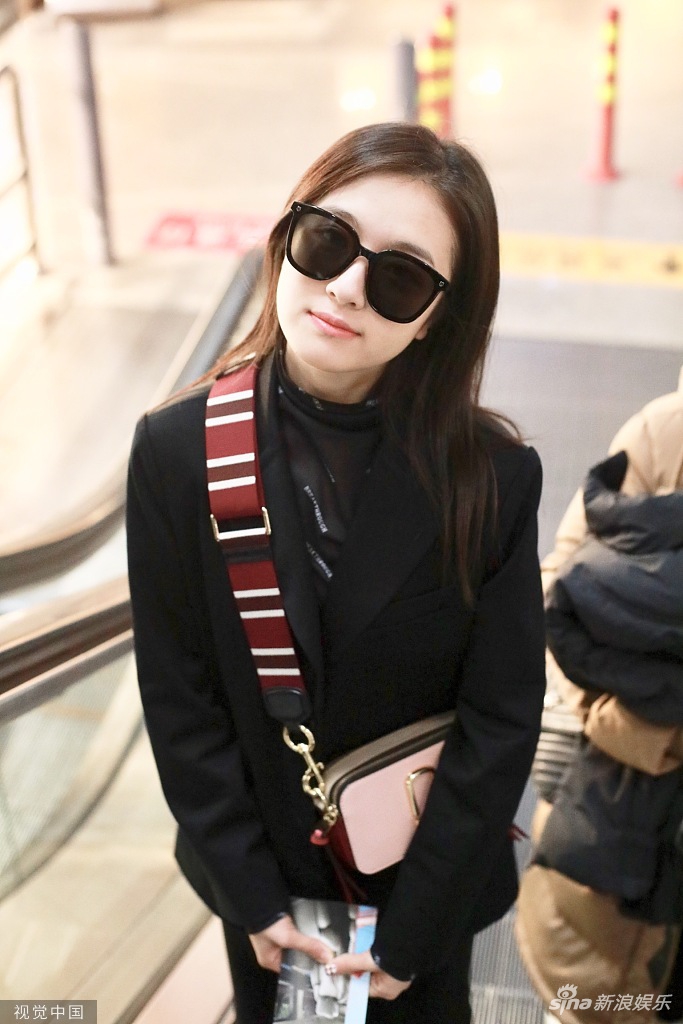 李兰迪歪头比剪刀手娇俏可爱 穿黑色西装少女初长成