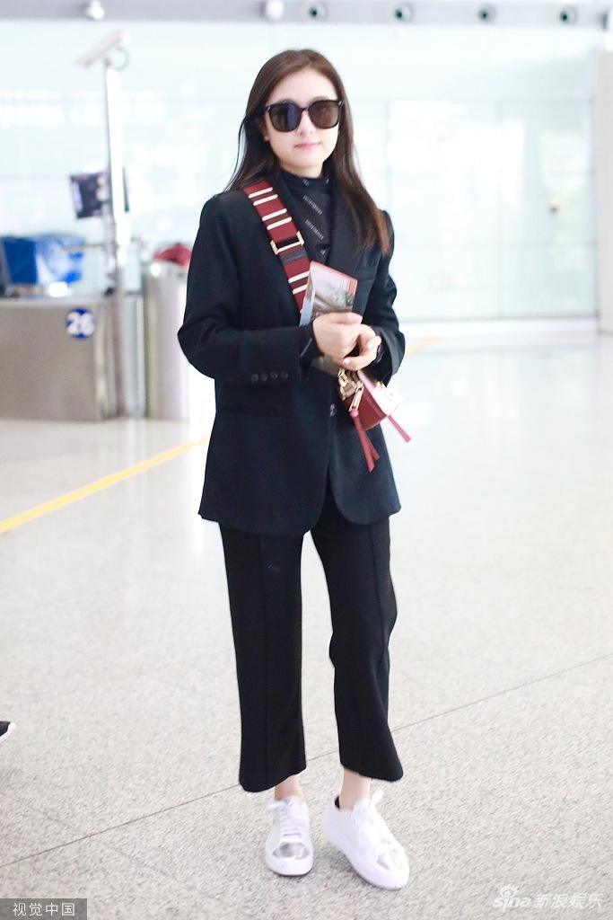 李兰迪歪头比剪刀手娇俏可爱 穿黑色西装少女初长成