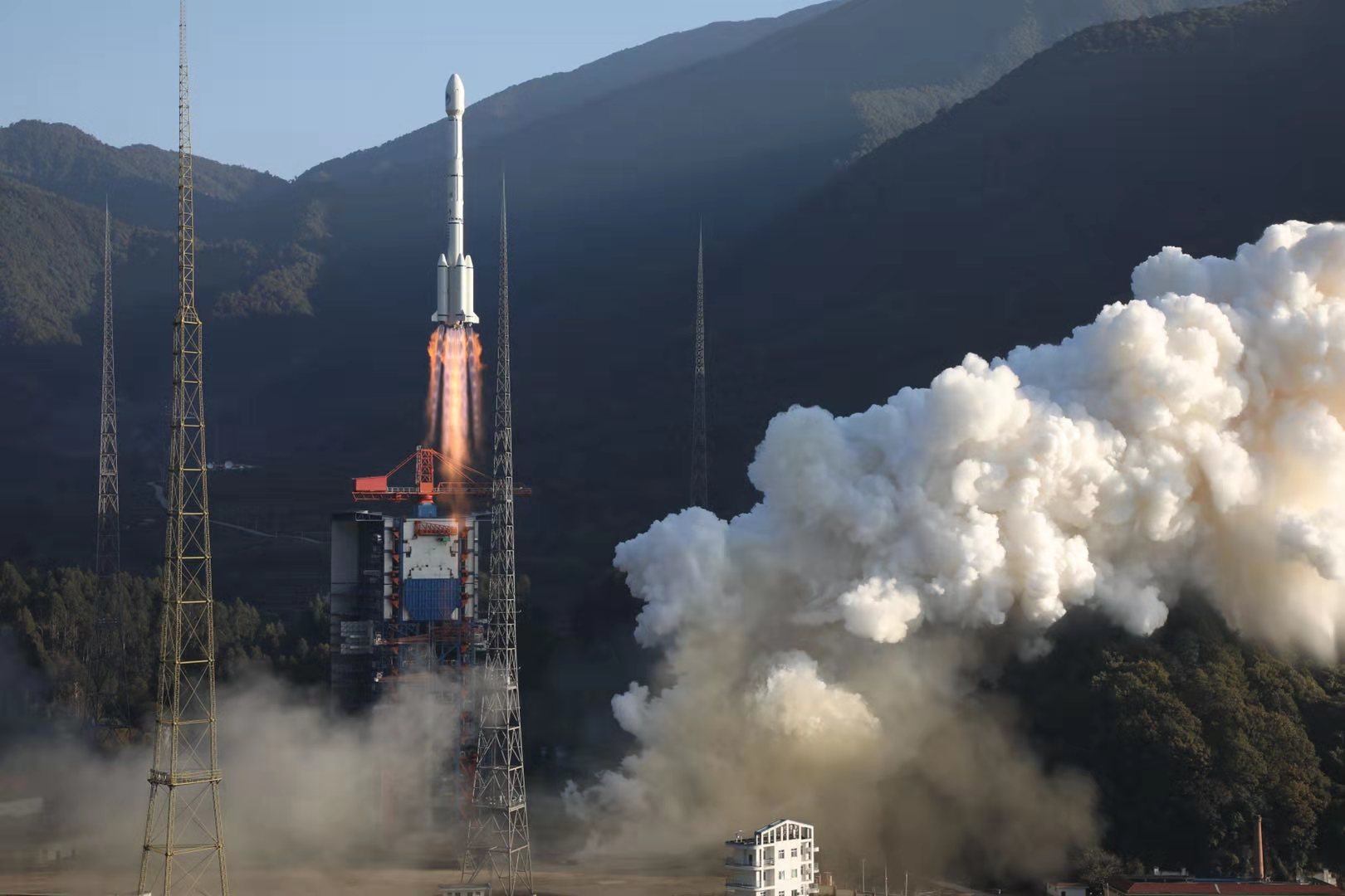 一箭双星我国成功发射第五十五十一颗北斗导航卫星