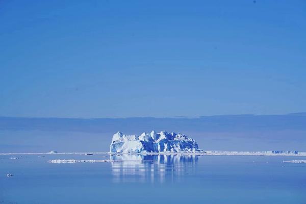 在“雪龙”号上拍到的海上冰山。澎湃新闻南极科考特派记者 何锴 图扬帆启程