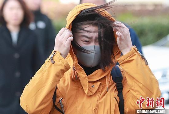 资料图：一名女性在北京寒冷天气中出行中新社记者 贾天勇 摄