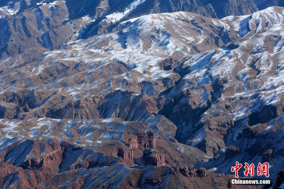 甘肃张掖雪山红白相间风光旖旎