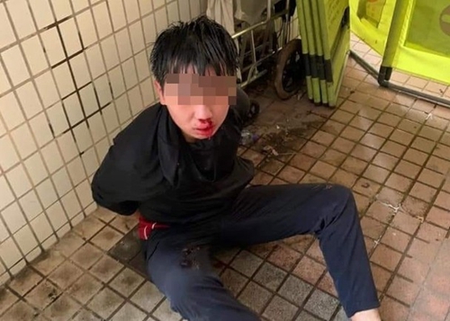 18日一名怀疑涉案少年被制服。(来源：“东网”)