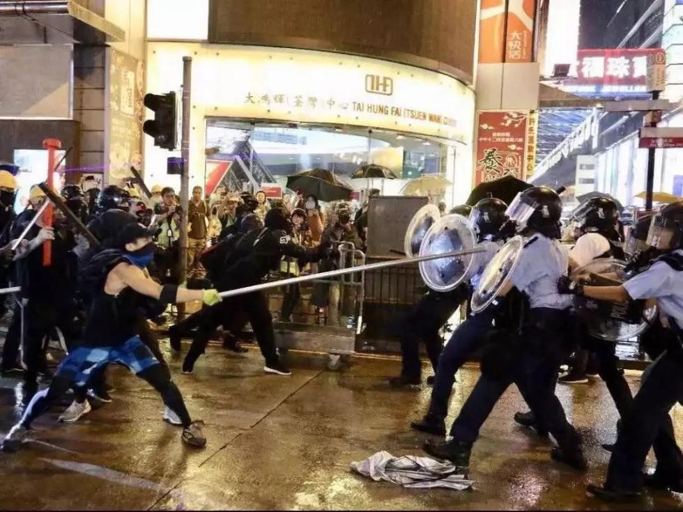 乱港暴徒在荃湾沙咀道围殴香港警察 （图据新华社）