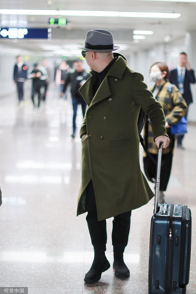 徐峥戴礼帽穿军绿色大衣现身抿嘴快走霸气十足