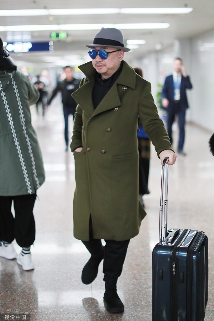 徐峥戴礼帽穿军绿色大衣现身 抿嘴快走霸气十足