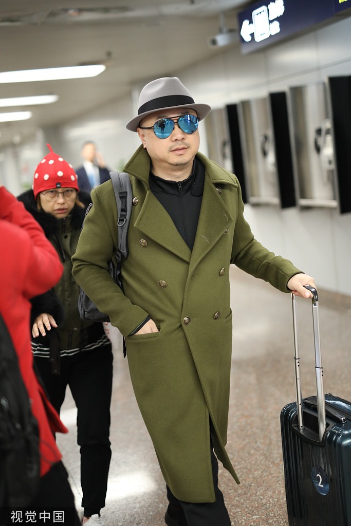 徐峥戴礼帽穿军绿色大衣现身 抿嘴快走霸气十足