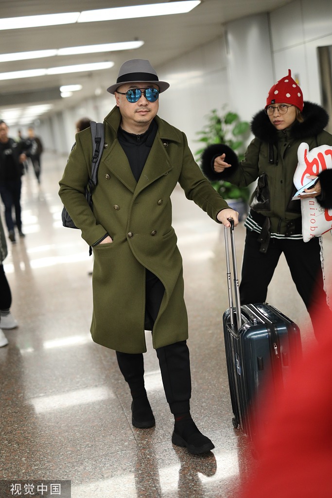 徐峥戴礼帽穿军绿色大衣现身抿嘴快走霸气十足