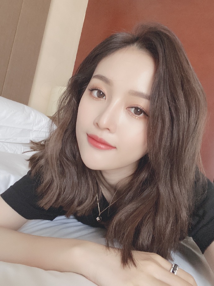 11月24日,火箭少女101成员吴宣仪在微博一次性晒出17张自拍美照,超宠