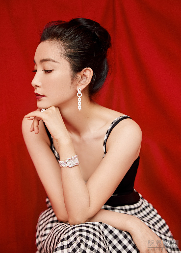 李冰冰玩转红与黑 格纹长裙配长靴又美又飒