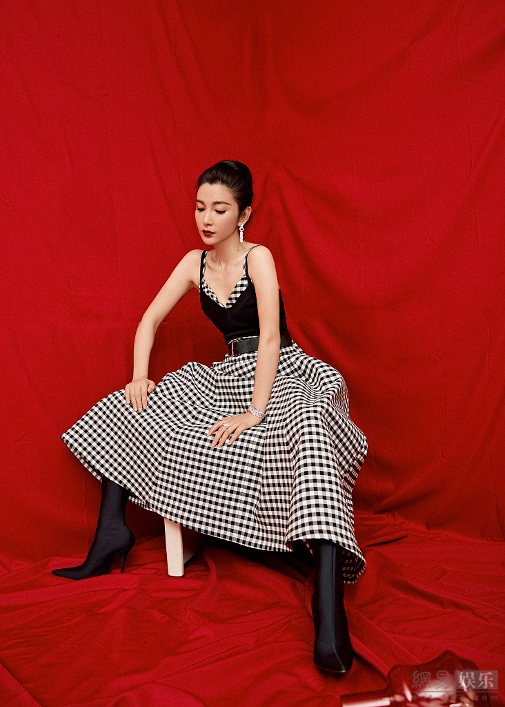 2019年11月23日,厦门,李冰冰写真曝光,她身穿吊带束腰格纹长裙大秀香