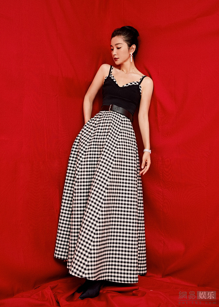李冰冰玩转红与黑 格纹长裙配长靴又美又飒