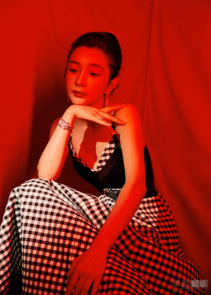 2019年11月23日,厦门,李冰冰写真曝光,她身穿吊带束腰格纹长裙大秀香