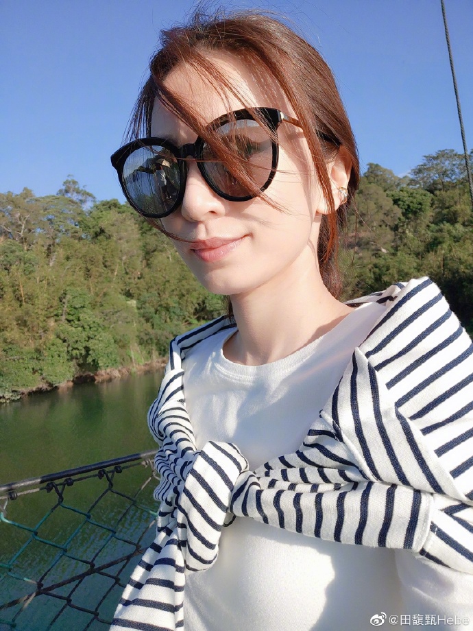 hebe与家人外出秋游温馨快乐戴墨镜美丽挡不住