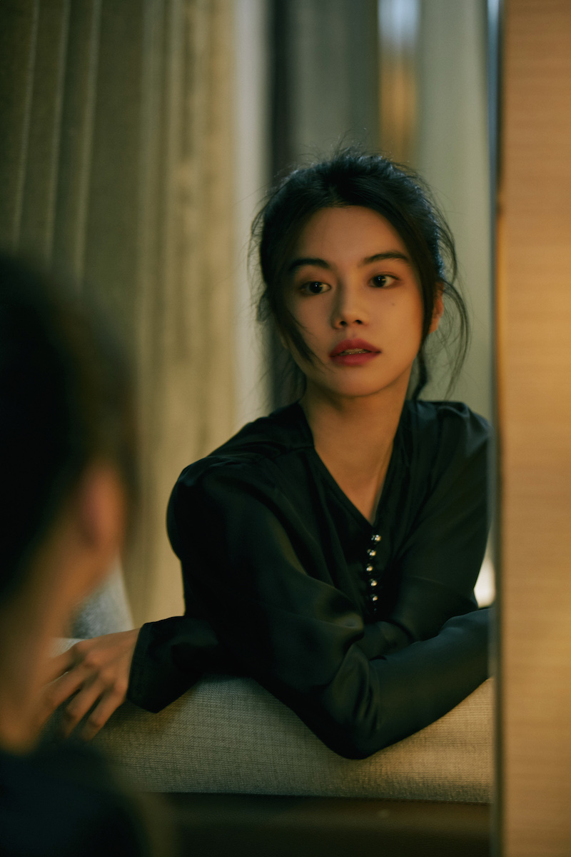 李蔓瑄冬日墨绿色长裙,尽显完美身材!