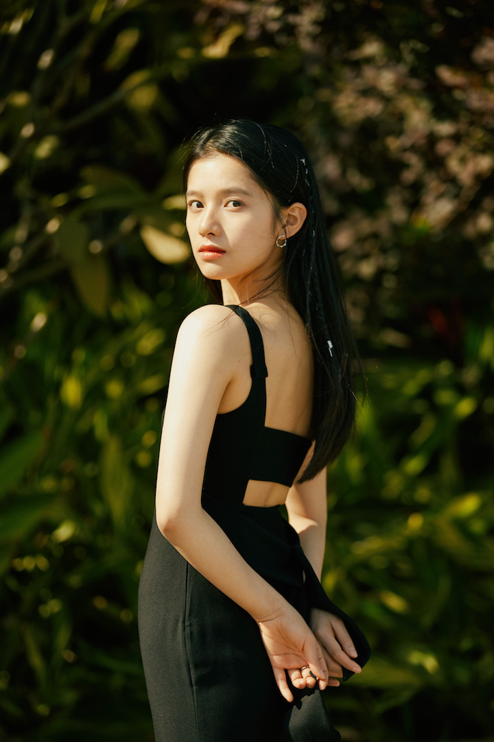 张婧仪冬季必备小黑裙 露背装更显身材 张婧仪冬季必备小黑裙 露背装更显身材