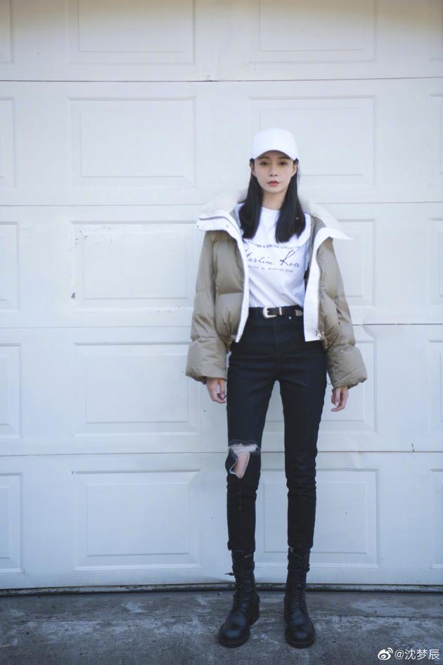 沈梦辰叮嘱粉丝穿棉衣保暖 自己却穿破洞牛仔裤
