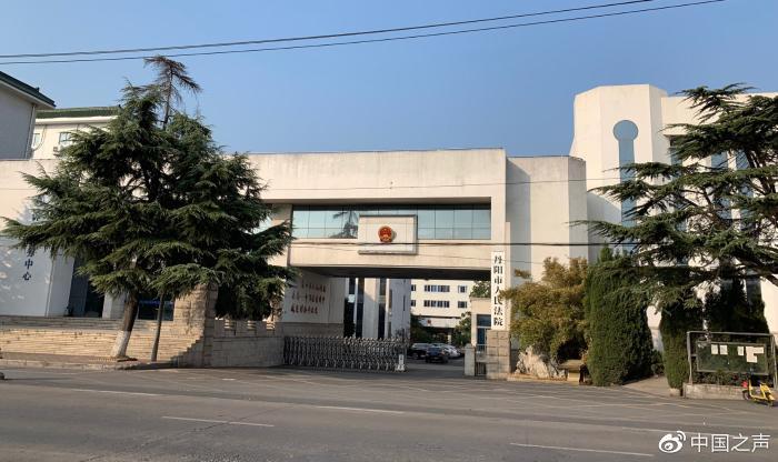 2019年11月8日，丹阳市人民法院再次作出了限制吴某某夫妇出境的执行决定书。
