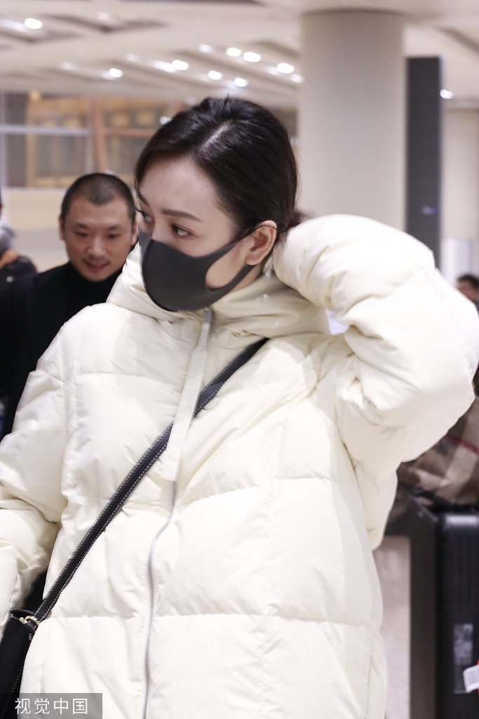 王鸥穿白色羽绒服简约又温暖 摸头摸肩小动作呆萌