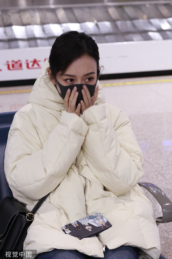 王鸥穿白色羽绒服简约又温暖 摸头摸肩小动作呆萌