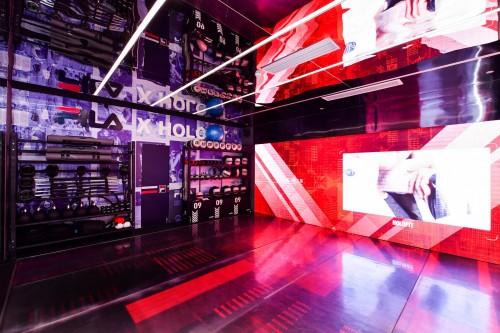 (FILA福州东百运动时装屋店内全息训练场景互动体验区域)