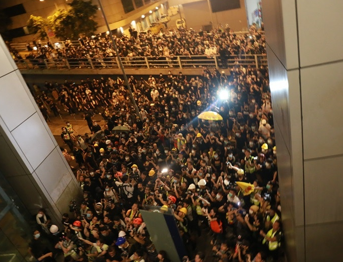 激进分子26日围堵香港警察总部(图片来源：港媒)