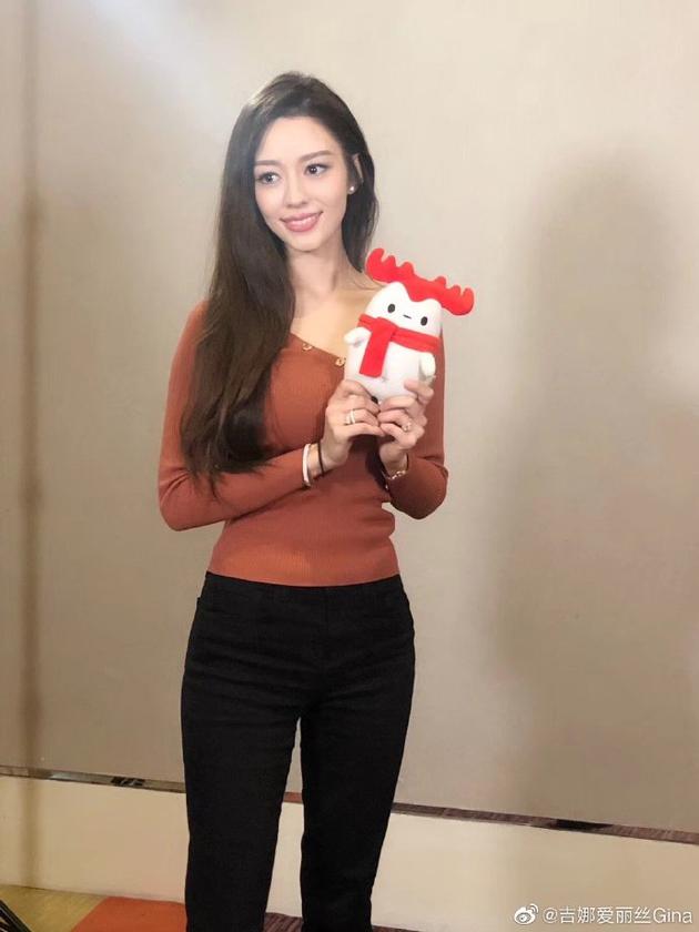 11月26日,郎朗老婆吉娜在微博上晒出一张近照,并配文:"今天的我.