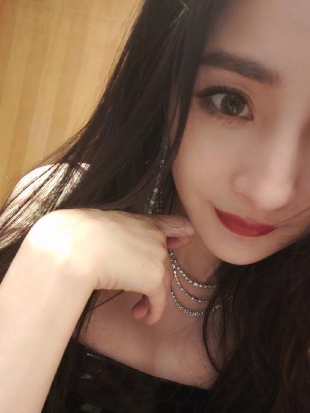 杨幂分享露半脸自拍妩媚眼神配红唇超撩人