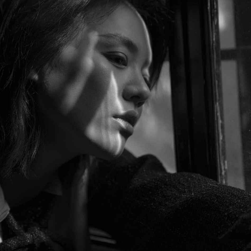 马思纯最新黑白大片曝光 忧郁气质诠释凌乱随性美