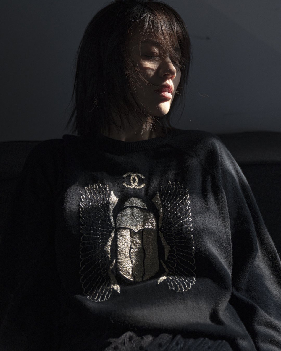 照片中她穿着卫衣搭配马丁靴,露出笔直的长腿,凌乱的发型,忧郁的气质