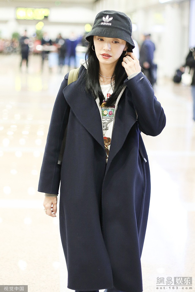 姚晨穿长风衣走姿超飒 低头浅笑状态佳