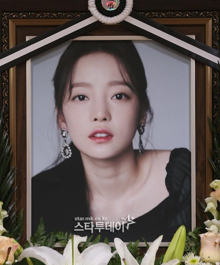 具荷拉前男友新开的理发店关门 无人光顾(图)